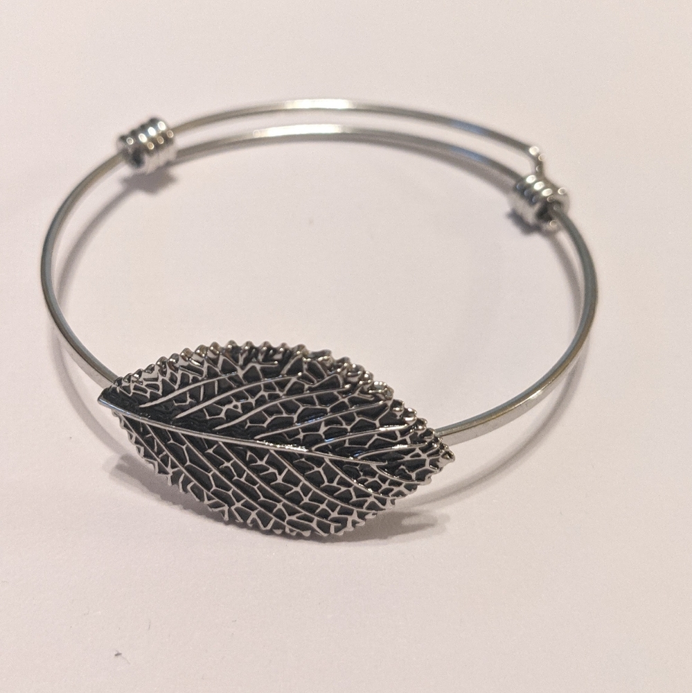 Leaf bangle bracelet in silver tone metal - adjustable wire